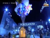 Casa elevada con globos de helio