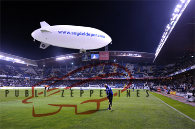 Dirigible volando en estadio de ftbol